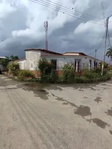 Casa De Esquina 343m2 Urbanizacion Rafael Urdaneta, Flor Amarillo. 4 Hab, Estudio, 2.5 Banos, Cocina Granito. Incluye Galpon Con Mezzanina, Area Parrillera Y Seguridad. Pozo De Agua Y Vigilancia 24/7.