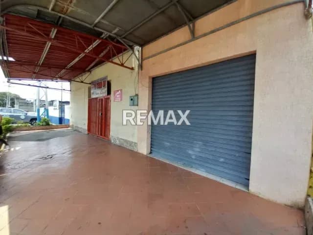 Produce, Almacena y Vende en un solo lugar. En Venta Conjunto Industrial y Comercial, integrado por locales comerciales, galpones industriales con oficinas , depósitos y baños.