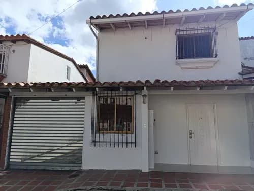 Casa Modernizada De Dos Niveles Con Linda Vista A Los Valles Del Tuy