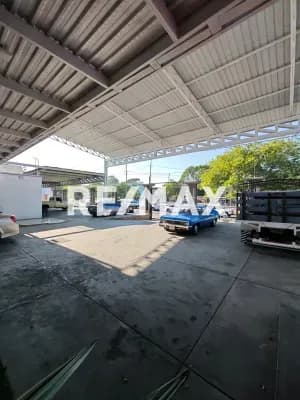 Disponible local comercial, galpón agencia de vehículos, a pie de la Av. Libertador