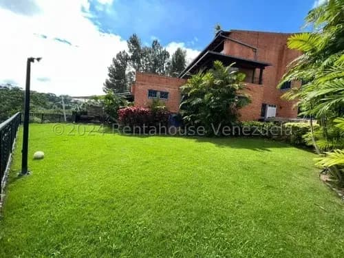 Espectacular Planta Baja De 358m2 Y 252m2 De Jardín En Edificio De Solo 4 Apartamentos En La Lagunita, Mls#24-18590