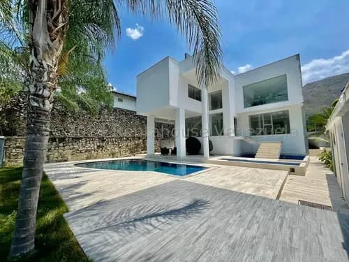 Consigue Casa Quinta En Venta En Urbanización El Castaño A Estrenar Con Piscina Acabados De Primera Piso De Mármol Terraza Cocina Equipada Nela 24-15100
