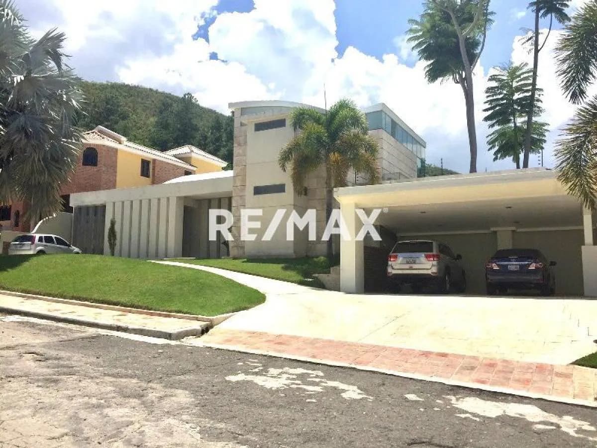MAJESTUOSA CASA EN URBANIZACIÓN GUAPARO RESIDENCIA PARQUE GUAPARO