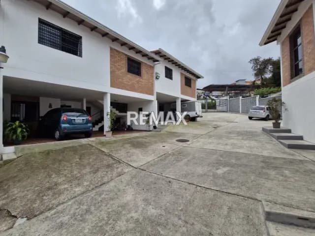 En venta apartamento en urb Colinas de Caneyes. (Propiedad Horizontal)