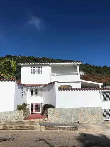 Casa En Venta En Urb. Paraíso I En Pampatar Ic-00097