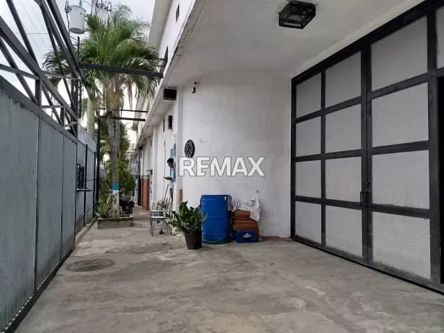 SE ALQUILA Galpón. de 900m2 ubicado Av Andres Bello, sector Guaicaipuro