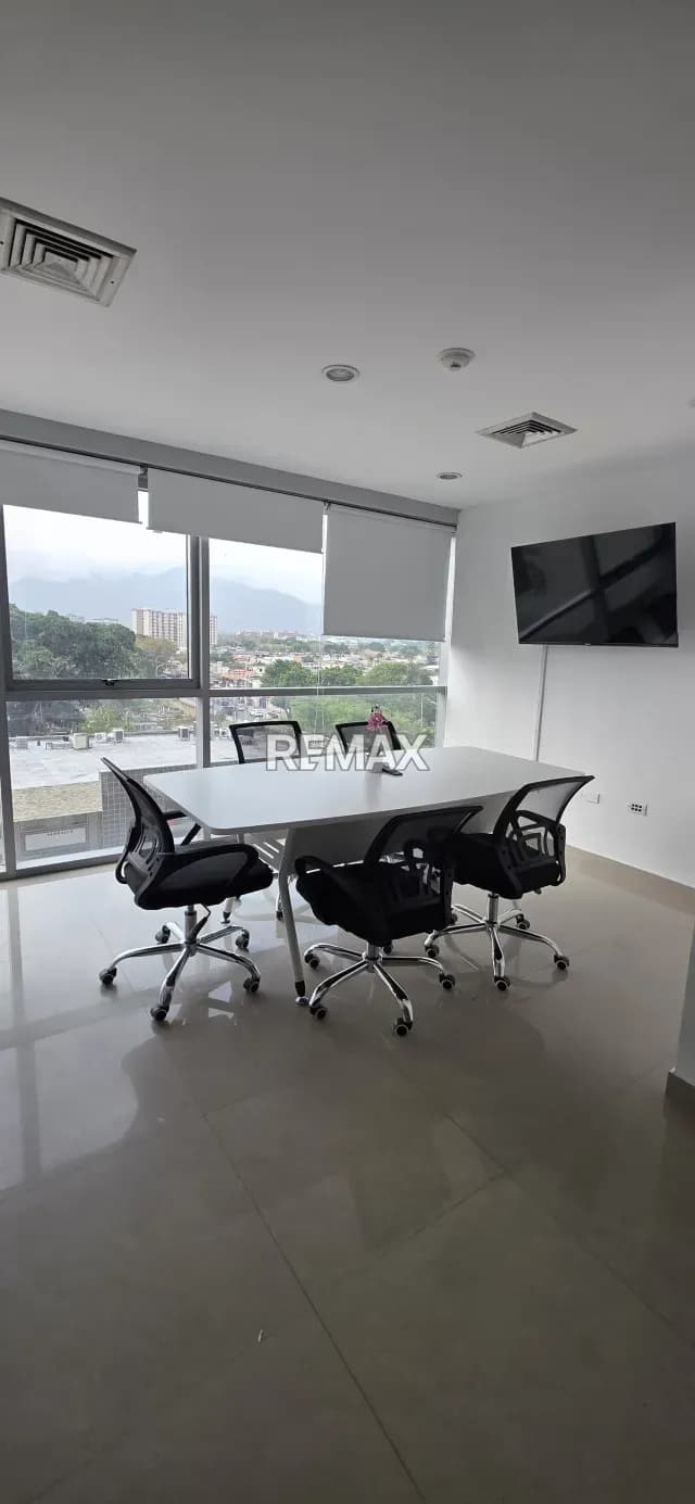 En Alquiler Oficina en Concepto La Granja Torre Empresarial