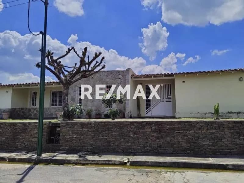 En venta Amplia Casa con gran potencial en Res Campestre La Cumaca