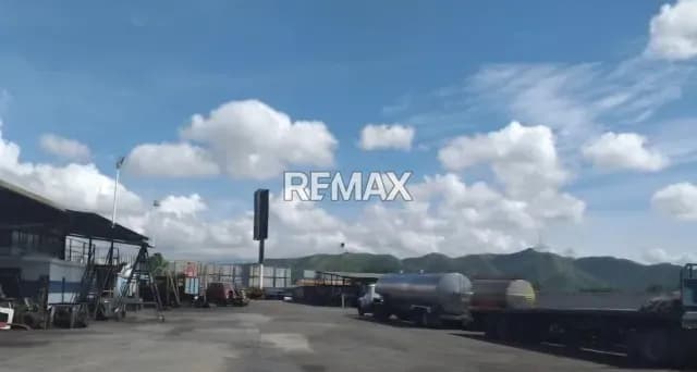Venta de Terreno en los Guayos, 7.974 mt2 con edificios