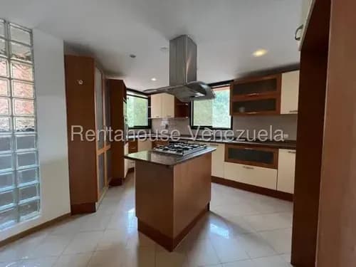 Este Apto. Destaca Por Su Diseño De Concepto Abierto Que Integra Una Hermosa Cocina Con Una Vista Increíble, Mls #26-20163
