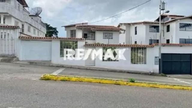 En Venta Casa Barrio Santa Cecilia en la Avenida U.LA