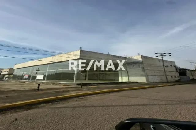 Local con Galpón en Venta Fachada Comercial en Vidrio - Av. Intercomunal Sector Las Morochas