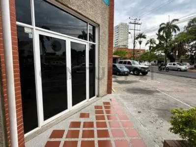 Local comercial en alquiler avenida principal de Lechería