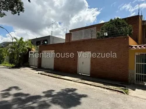 Imponente Casa De 375 M2 En Montalban Ha Sido Completamente Renovada Para Ofrecer Un Estilo De Vida De Prestigio Y Confort