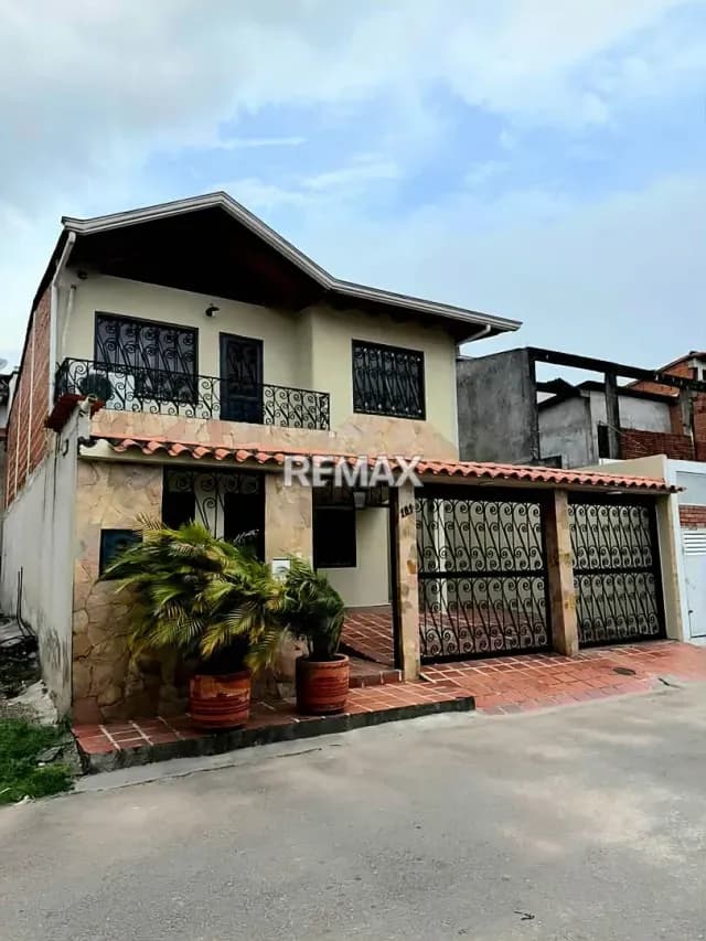 Casa de dos niveles en alquiler ubicada en: Conjunto Residencial Villa San Cristóbal La concordia.