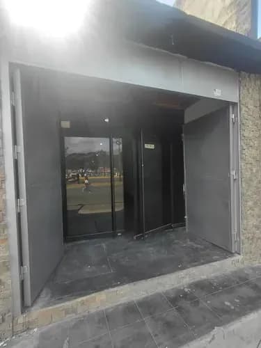 Hc Se Alquila Local Comercial En L Urb. Parque Residencial La Esmeralda A Media Cuadra De Trigus Y De La Embotelladora... Cerca De La Mansión Del Dulce Y Otros ... Posee Tanque Subter