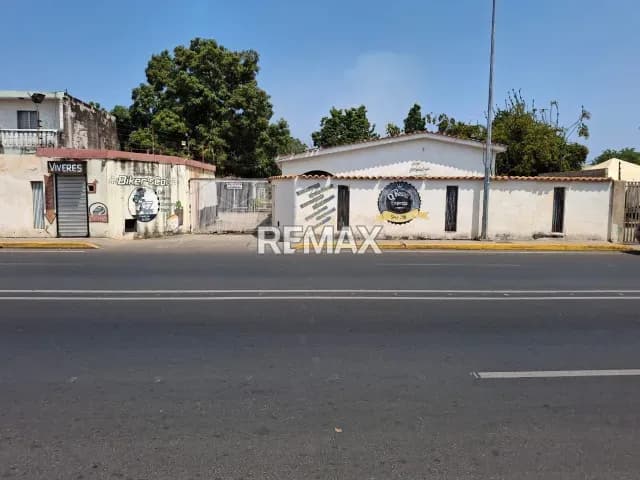 Casa con terreno en Venta
