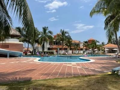 UN REFUGIO CERCA DEL MAR EN TUCACAS