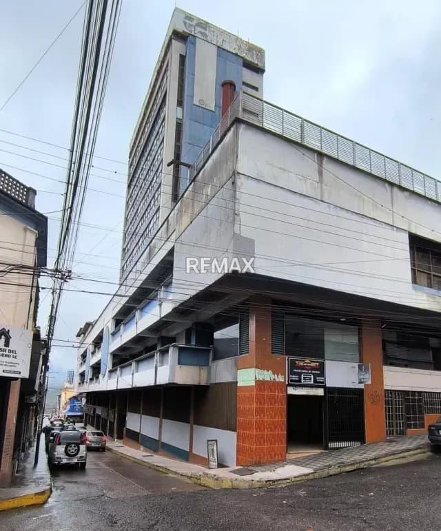 LOCAL EN ALQUILER Ubicado a una cuadra del Centro Cívico, en la Torre Sofitasa.