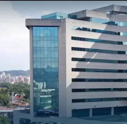 Oficina En Valencia En En Centro Comercial Viña Plaza Antigua Torre Movistar Piso Medio 70 M2 Amoblada Área De Recepción Línea Telefónica Internet 4 Cubículos Amoblados Y Equipados 1 Baño Área