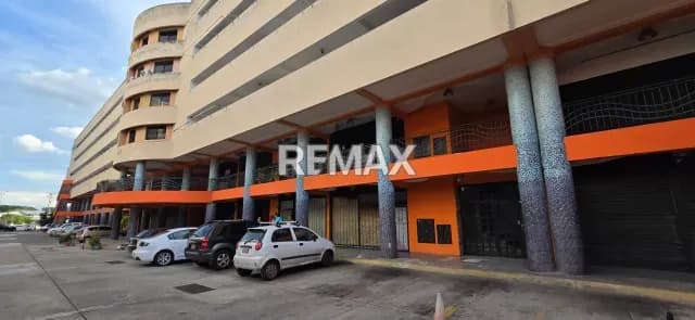 LOCAL COMERCIAL EN VENTA EN C.C.P Y RESIDENCIAL BAYONA