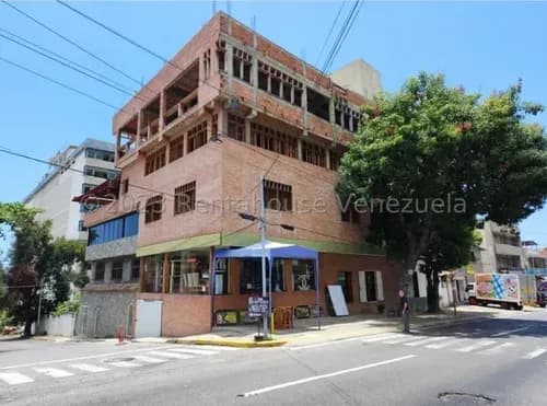 Ym // Amplio Local Con Excelente Ubicación En Vía Principal De La Urbanización Macuto Con Gran Transito De Vehículos Y Peatones, Macuto - En Alquiler // Mls #24-3342