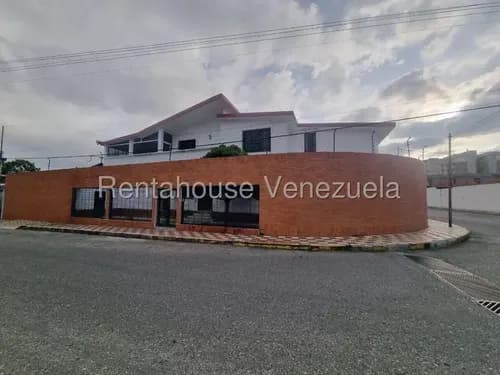 Raiza Suárez Vende Espectacular Quinta En Esquina De Zona Privilegiada Al Oeste De Barquisimeto 2 5 2 3 5 8 9 Con 560 Mts2, 6 Habitaciones, 6 Baños, 6 Puestos De Estacionamiento Cubiertos Y Piscina.