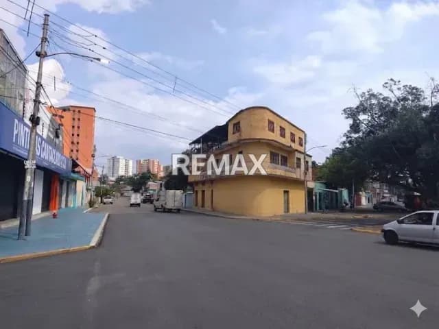 Venta de Edificio con local y apartamentos