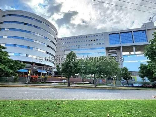 Tu Próximo Centro De Negocios Te Espera En El C.c. Reda Building! Si Buscas Ubicación Estratégica Y Comodidad, Esta Oficina Es Para Ti. Totalmente Equipada Y Lista Para Comenzar A Trabajar