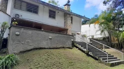 Casa De 4 Habitaciones Más Servicio Y 4 Baños Más Servicio. Calle Tranquila. Urbanización Con Vigilancia Privada. Zona Muy Agradable Sin Ruidos Molestos. Vegetación Alrededor.