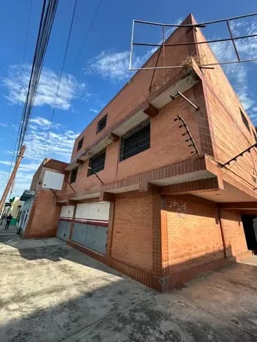 Local De 3 Niveles En Valencia Urbanizacion La Michelena