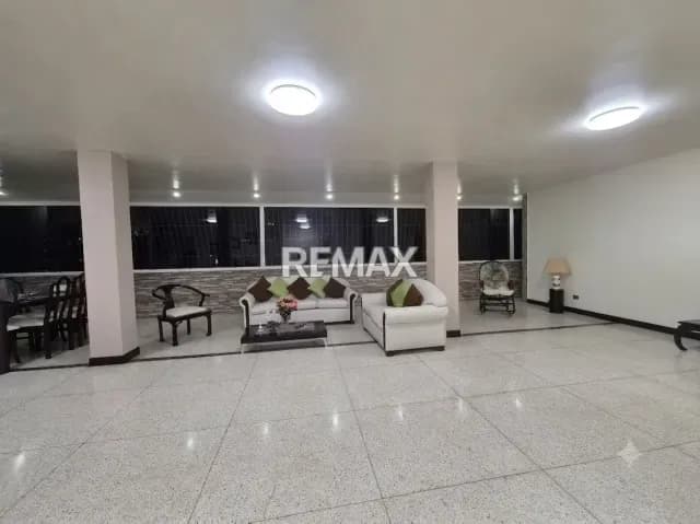 VENTA DE APARTAMENTO EN LA AV. ROOSEVELT, URB. LOS ROSALES