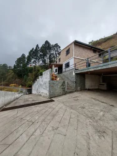 Casa, Cómoda, Segura Con 5 Habitaciones De Gran Tamaño, 7 Baños, Amplia Sala Comedor Con Pisos De Porcelanato, Bella Cocina Empotrada, Terraza Con Vista Panorámica Y Parrillera, Amplios Jardines Y Alb