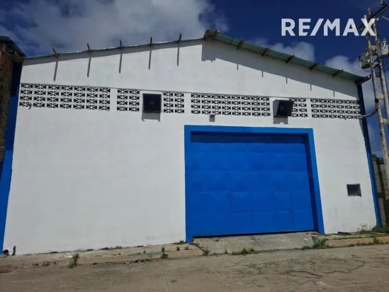 EN ALQUILER AMPLIO GALPÓN COMERCIAL UBICADO EN TUCACAS