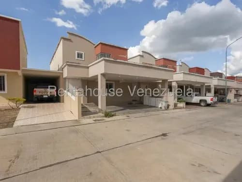 Rentahouse Lara Vende Exclusiva Casa Al Este En Urbanización Privada; 3 Hab Con Baños, Cocina Para Personalizar, Terraza, Family Room Y Habitación De Servicio. ¡crea El Hogar De Tus Sueños!