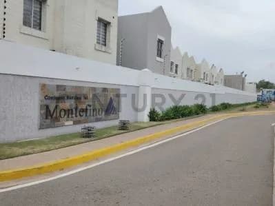 Excelente Town House ubicado en avenida Guajira frente al CC Sambil