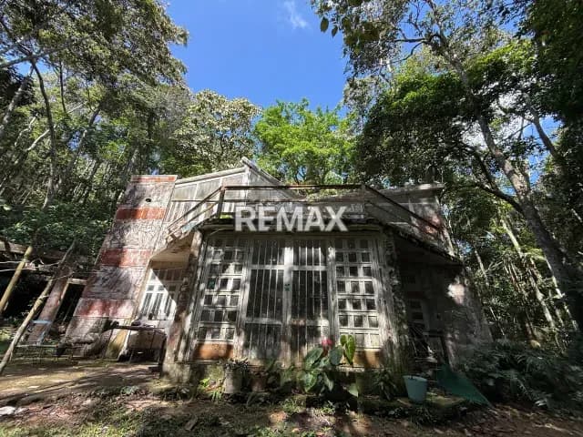 Venta terreno con chalet a remodelar en el Chuponal Naguanagua