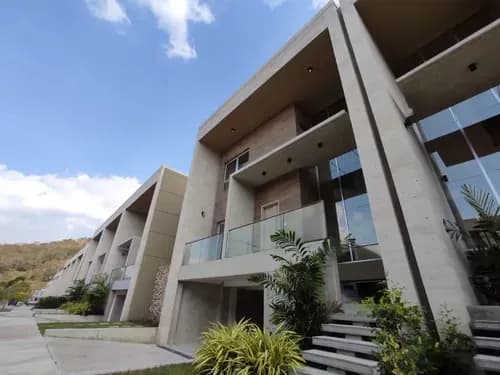 Exclusivo Townhouse En Residencias Cumbres De Guataparo En Valencia