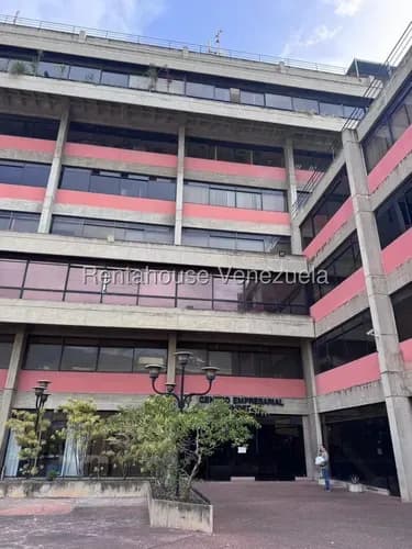 Oficina Comercial En Alquiler. Urb. Los Cortijos De Lourdes 26-15304 Neyla Cedeño.