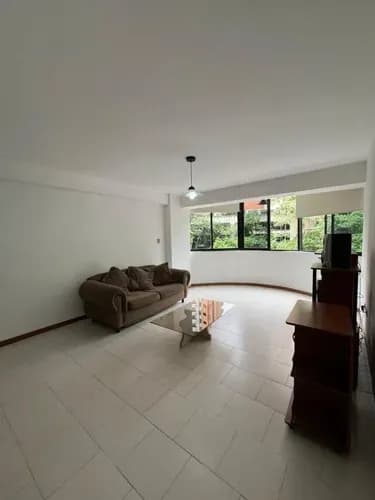 Te Ofrezco En Venta Un Distinguido Apartamento Ubicado En Residencia Bosque Plaza En La Urbanización El Bosque (solo Cliente)