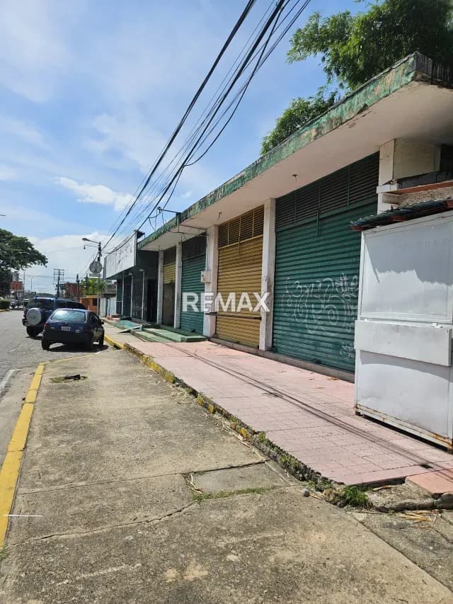 SE VENDE LOCALES COMERCIALES CON TERRENO