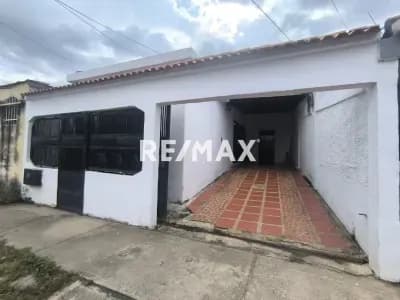 En Venta Casa de una planta Urb. La Esmeralda