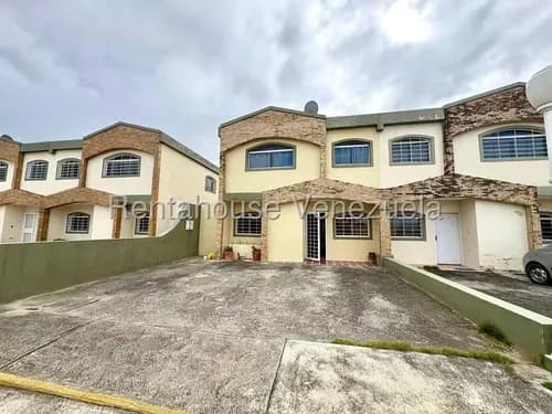 Yolmar Mendoza Alquila Bella Casa Duplex En Cabudare, Cerca A Comercios Y Panaderías. Cómodas Habitaciones Con Aire Acondicionado, Amplia Cocina, Cerrado Con Vigilancia 24/7.