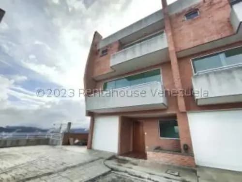 #23-18871 Bellisimo Y Practico Townhouse En Loma Linda