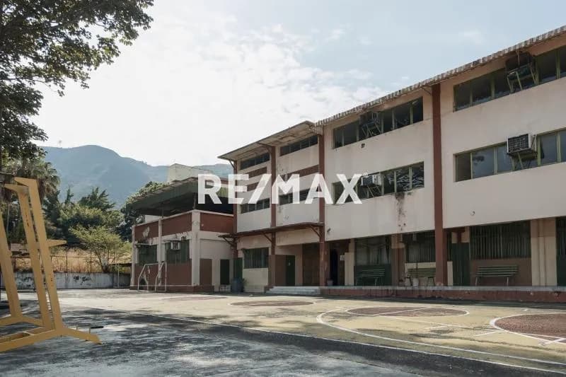 Edificación de 3 pisos en venta, Urb. Trigal Sur