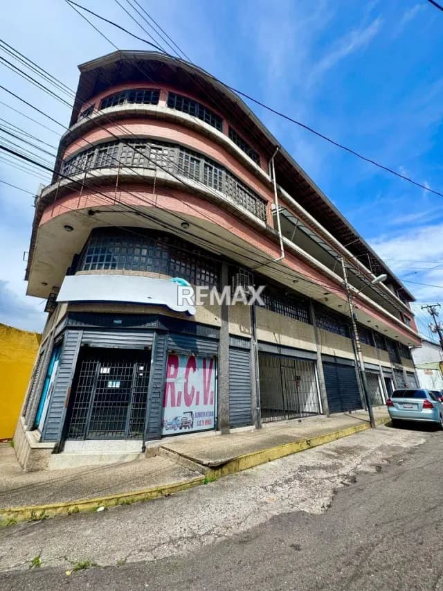 Se alquila local comercial a PIE DE CALLE, ubicado en el la carrera 8 con calle 3 y 4, CENTRO a tan solo una cuadra de la 7ma avenida Edificio MARY CENTER Local 4