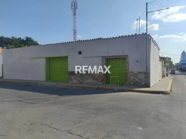 A LA VENTA CASA COMERCIAL CON 3 LOCALES, EN BARQUISIMETO