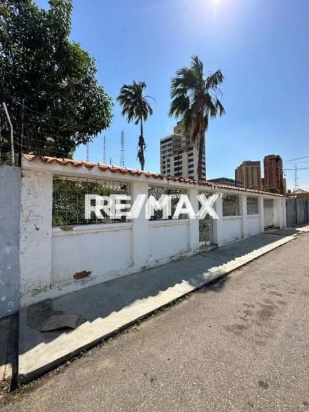 CASA EN LA LAGO PARA REMODELAR