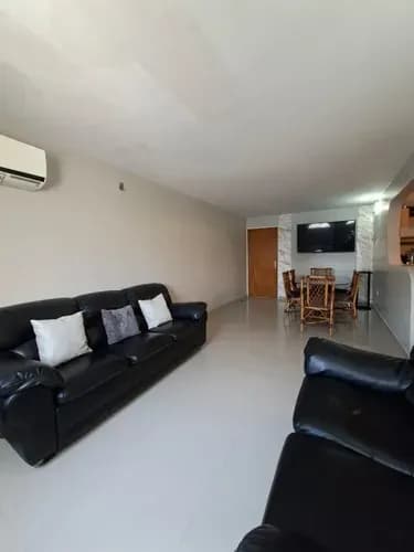Oportunidad, Vendo Apartamento En Naguanagua, Justo Am Lado De Granja, Son 78 M2, De Una Excelente Distribución, Amplias Habitaciones, Vista Hermosa, De Fácil Acceso A Centros Comerciales, Rg.