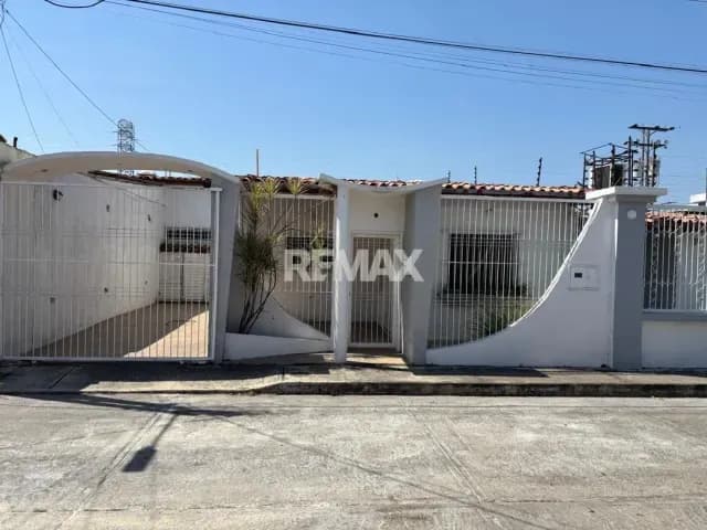 Hermosa Casa en Alquiler en La Urbanización La Fontana, Sector La Morita